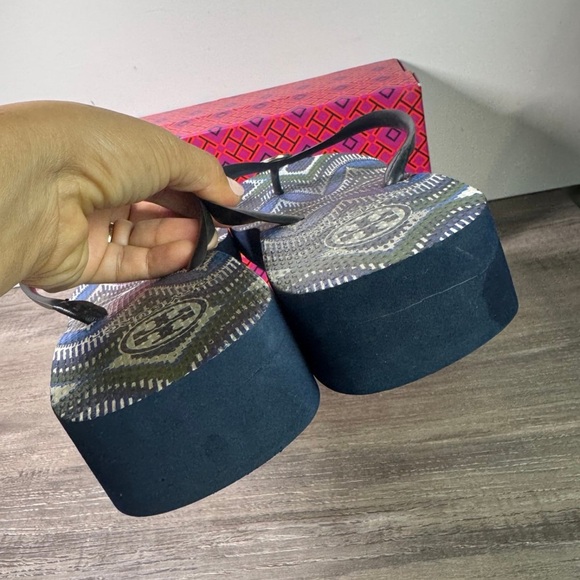 Tory Burch Geometric Flip Flops size 8.5-9 - Picture 6 of 9